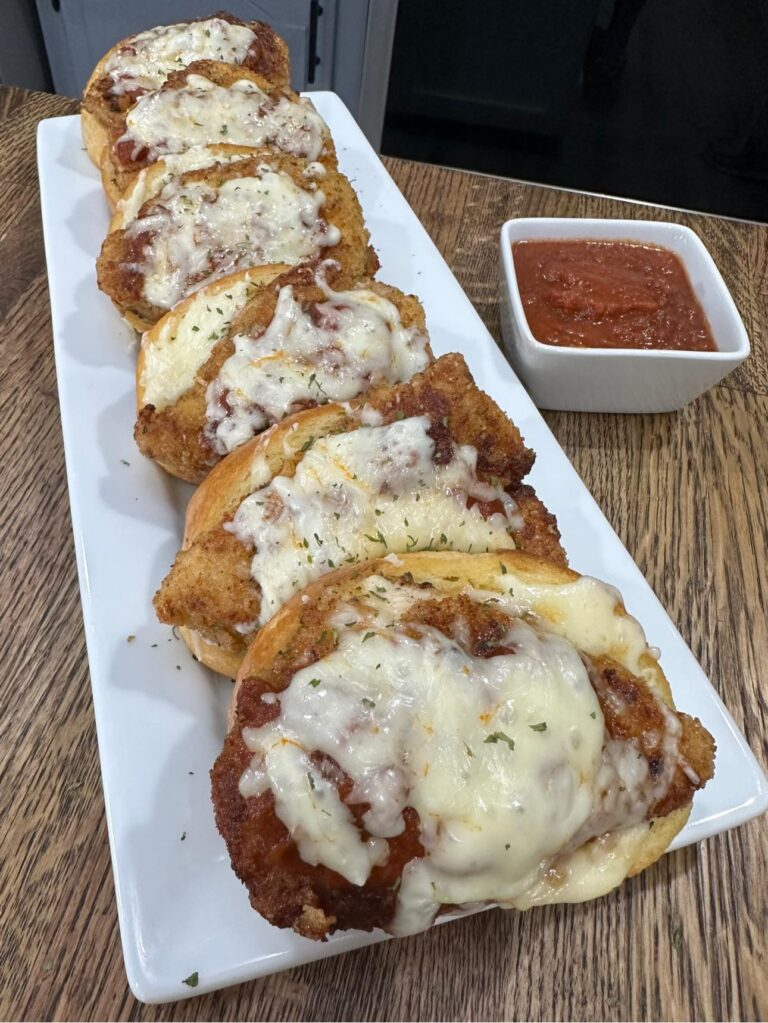 Pane all'aglio con pollo e parmigiano