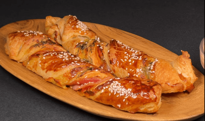 Rotolo di pasta sfoglia attorcigliata con pancetta e formaggio all’aneto