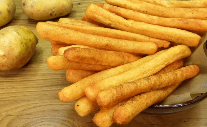 Bastoncini di patate al burro all’aglio con formaggio