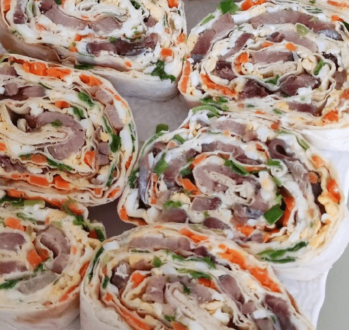 L’antipasto di pita con aringhe è semplice, veloce e davvero delizioso!