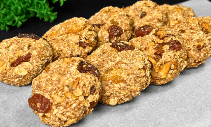 Barrette di avena al forno con frutta e noci