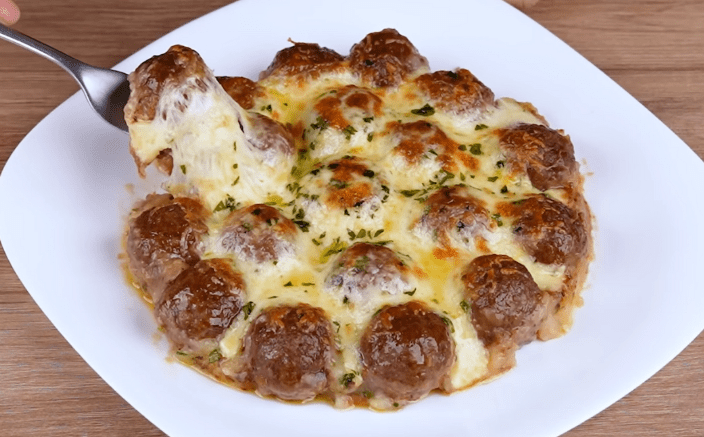 Polpette al forno su letto di purè di patate