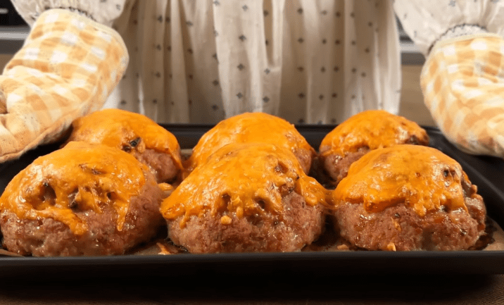 Polpette fritte al formaggio con salsa cremosa ai funghi e riso piccante