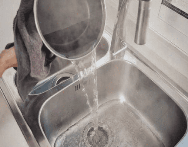 Perché non dovresti versare acqua calda nel lavandino? Molte persone lo fanno in modo sbagliato senza saperlo.