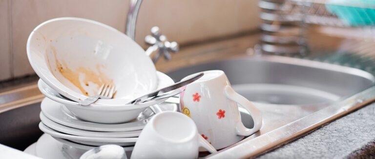 Perché rimandiamo sempre le pulizie? Il significato nascosto dietro la procrastinazione domestica