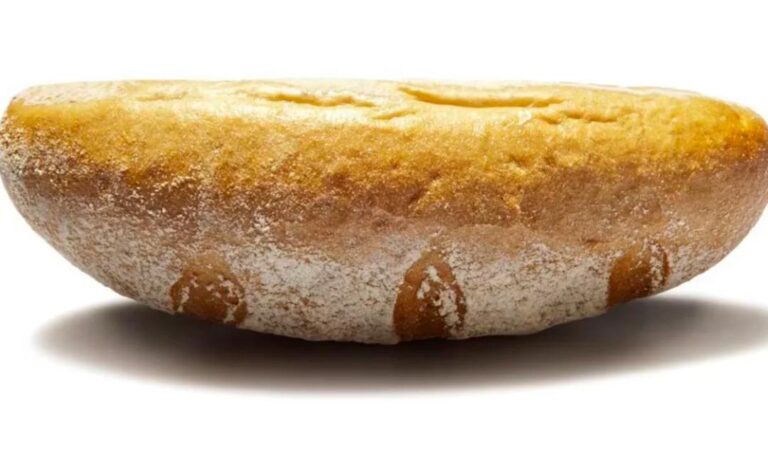 Ti spiego perché non dovresti mai mettere il pane capovolto a tavola: perché la tradizione lo vieta