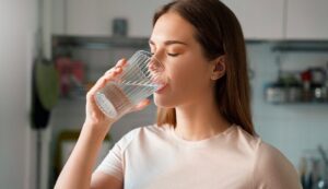 Quanta acqua bisogna bere ogni giorno? La verità scientifica sul fabbisogno idrico