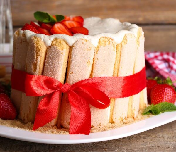 Torta Charlotte alle fragole con crema al mascarpone