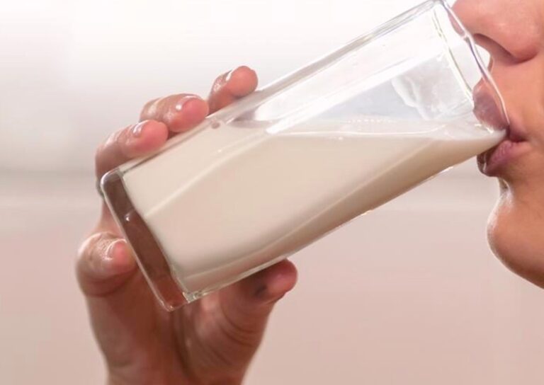 Cos’è il latte di noci e perché potrebbe far bene alla tua salute