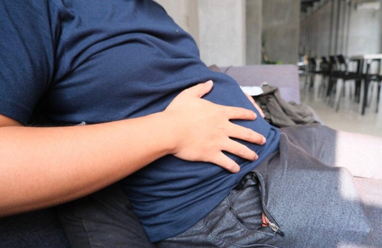 Come eliminare il gonfiore addominale: 9 consigli da seguire a tavola