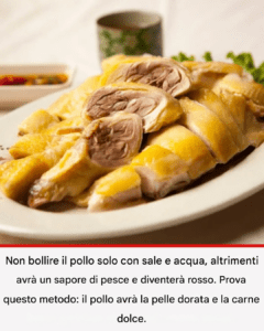 Non bollire il pollo solo con sale e acqua, altrimenti avrà un sapore di pesce e diventerà rosso. Prova questo metodo: il pollo avrà la pelle dorata e la carne dolce.